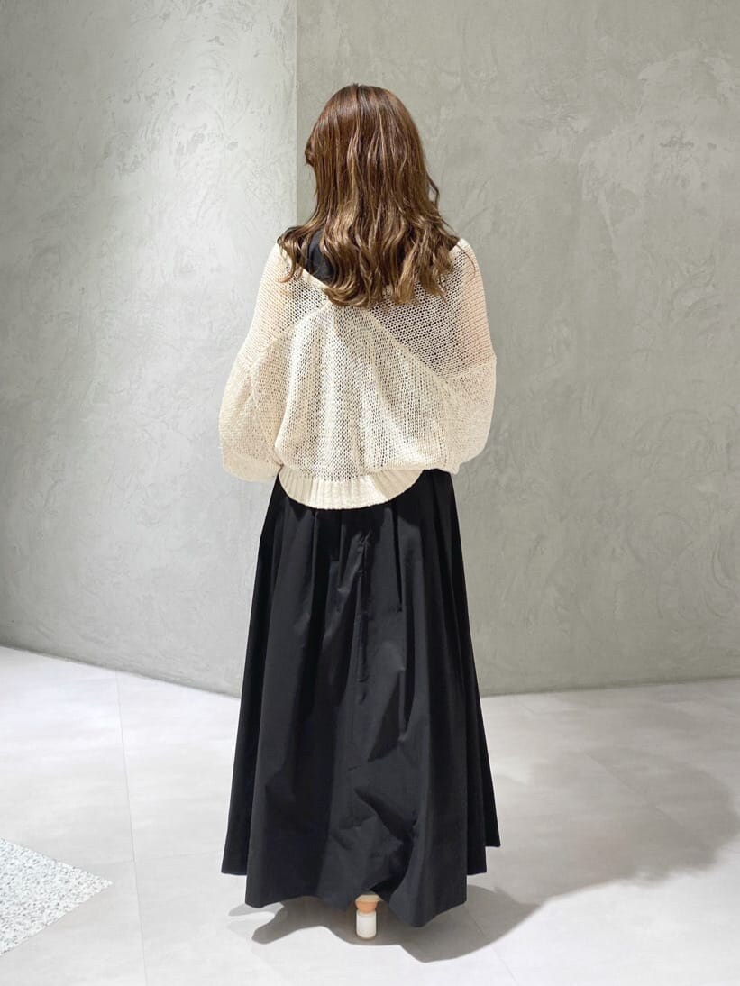 ホワイト系のカーディガン/ボレロ、ブラック系のワンピース、ベージュ系のサンダルを着用したレディースの夏コーディネートの3枚目の写真