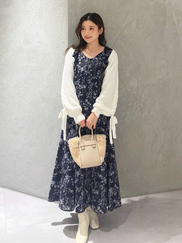 ホワイト系のブーツ、ホワイト系のハンドバッグ、ホワイト系のカーディガン/ボレロを着用したレディースの夏コーディネートの2枚目の写真