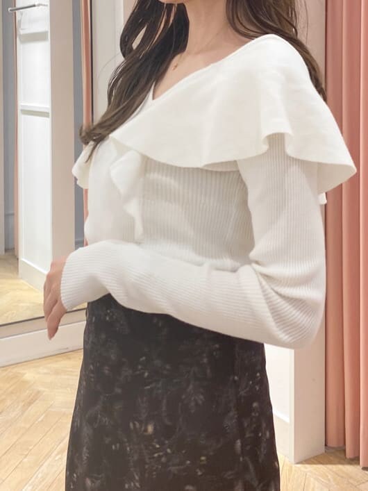 ブラック系のブーツ、ホワイト系のニット/セーター、ブラウン系のスカートを着用したレディースの秋コーディネートの6枚目の写真