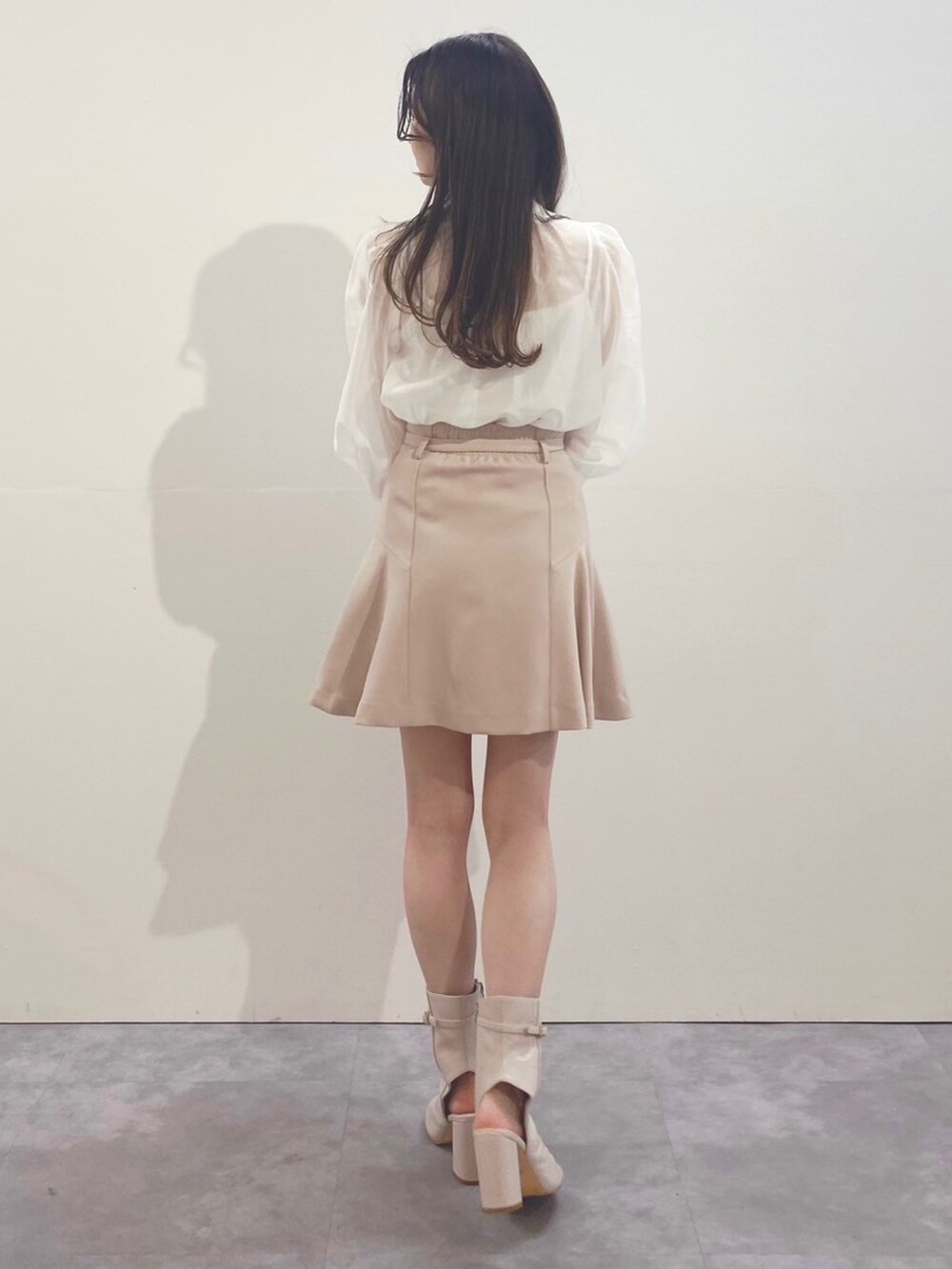 ベージュ系のその他パンツ、ホワイト系のブーツ、ホワイト系のシャツ/ブラウスを着用したレディースの冬コーディネートの7枚目の写真