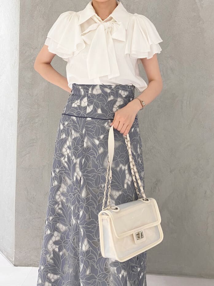 その他のサンダル、ブルー系のスカート、ホワイト系のシャツ/ブラウスを着用したレディースの夏コーディネートの6枚目の写真