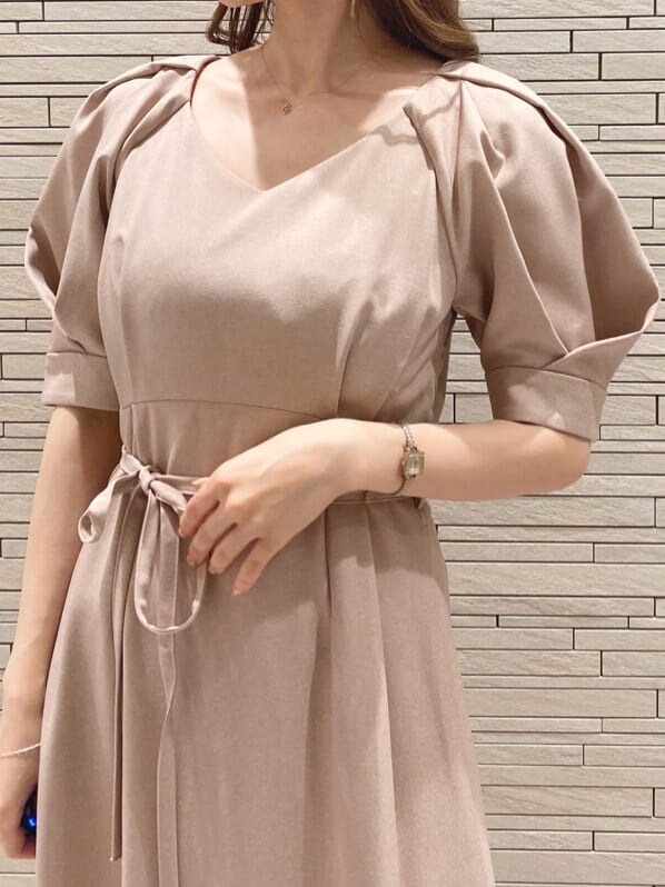 ベージュ系のサンダル、レッド系のワンピースを着用したレディースの夏コーディネートの5枚目の写真