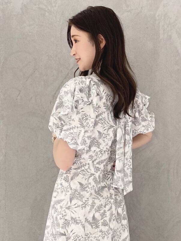 その他のサンダル、ホワイト系のワンピースを着用したレディースの春コーディネートの8枚目の写真