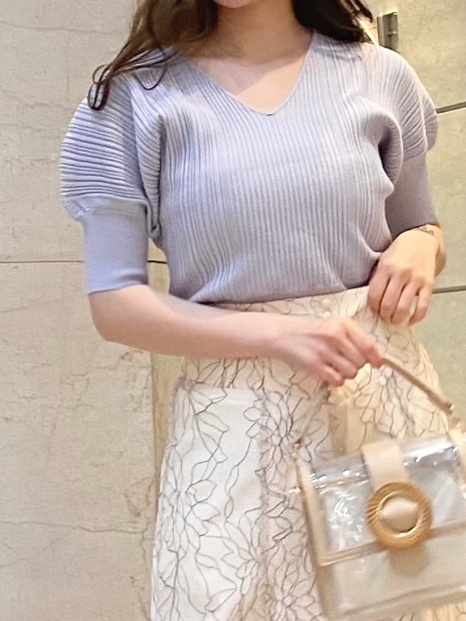 ベージュ系のスカート、その他のサンダル、パープル系のニット/セーターを着用したレディースの春コーディネートの5枚目の写真