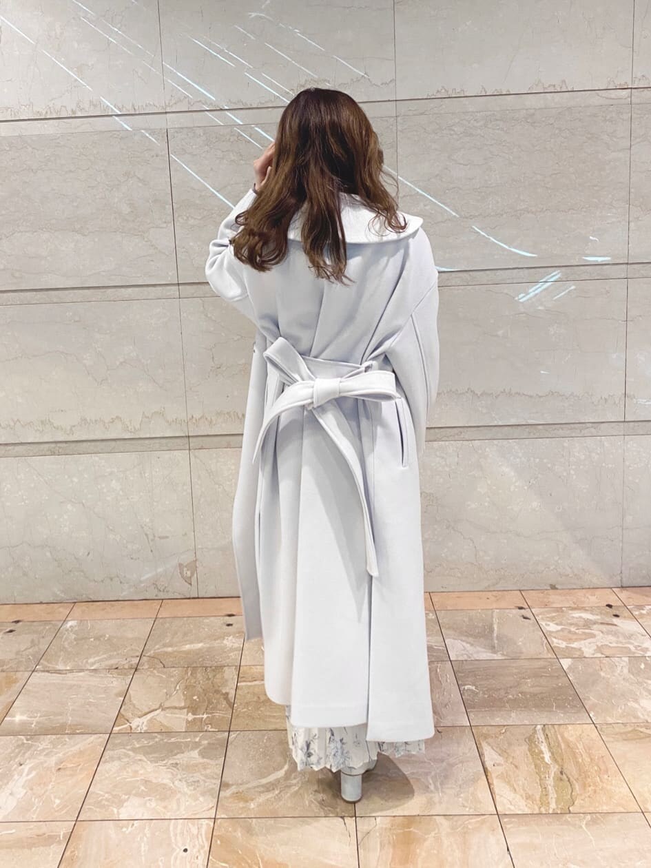 パープル系のステンカラーコートを着用したレディースの冬コーディネートの6枚目の写真