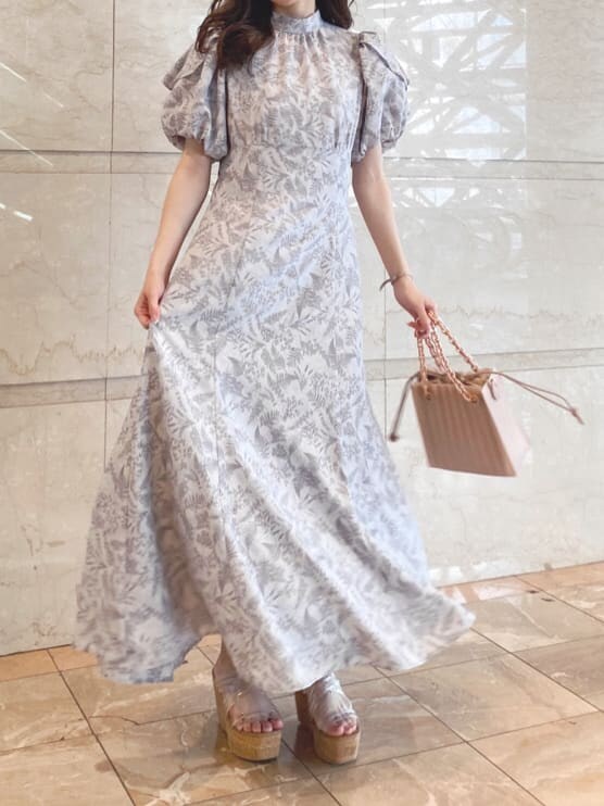 ピンク系のワンピース、その他のサンダルを着用したレディースの春コーディネートの7枚目の写真