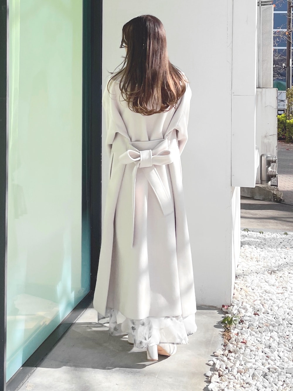 「マーキュリーデュオ(MERCURYDUO)、マーキュリーデュオ、冬コーデ、お出かけコーデ、大人かわいい、冬ファッション、淡色コーデ、着回しコーデ、コート、ロングコート、花柄ワンピース、オトナ女子、デニムコーデ」｜「MERCURYDUOのフラワードッキングロングスリーブワンピース（ワンピース、ベージュ系）」を使った、nayuuさん（レディース・150cm）の冬コーディネートの6枚目の写真