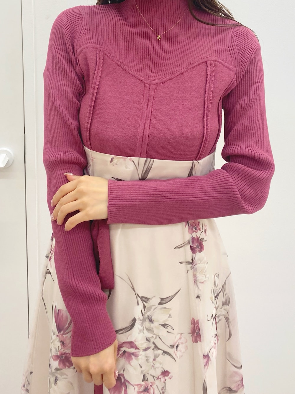 ホワイト系のブーツ、ピンク系のワンピースを着用したレディースの秋コーディネートの5枚目の写真