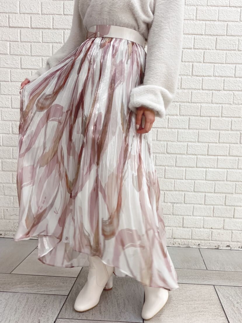 ピンク系のスカート、ホワイト系のニット/セーターを着用したレディースの秋コーディネートの7枚目の写真