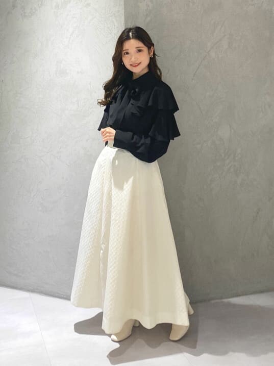 ホワイト系のブーツ、ブラック系のシャツ/ブラウス、ホワイト系のスカートを着用したレディースの夏コーディネートの8枚目の写真