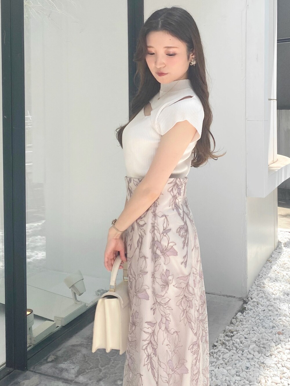 その他のサンダル、ホワイト系のハンドバッグ、ピンク系のスカートを着用したレディースの夏コーディネートの5枚目の写真