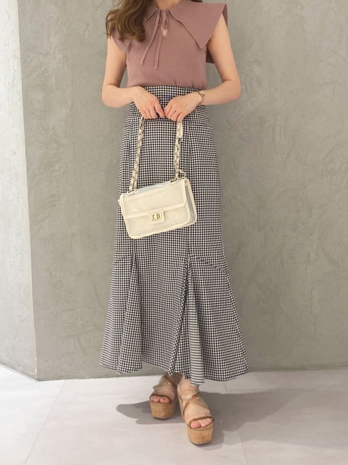 ベージュ系のサンダル、ホワイト系のショルダーバッグ、ブラウン系のニット/セーターを着用したレディースの夏コーディネートの9枚目の写真