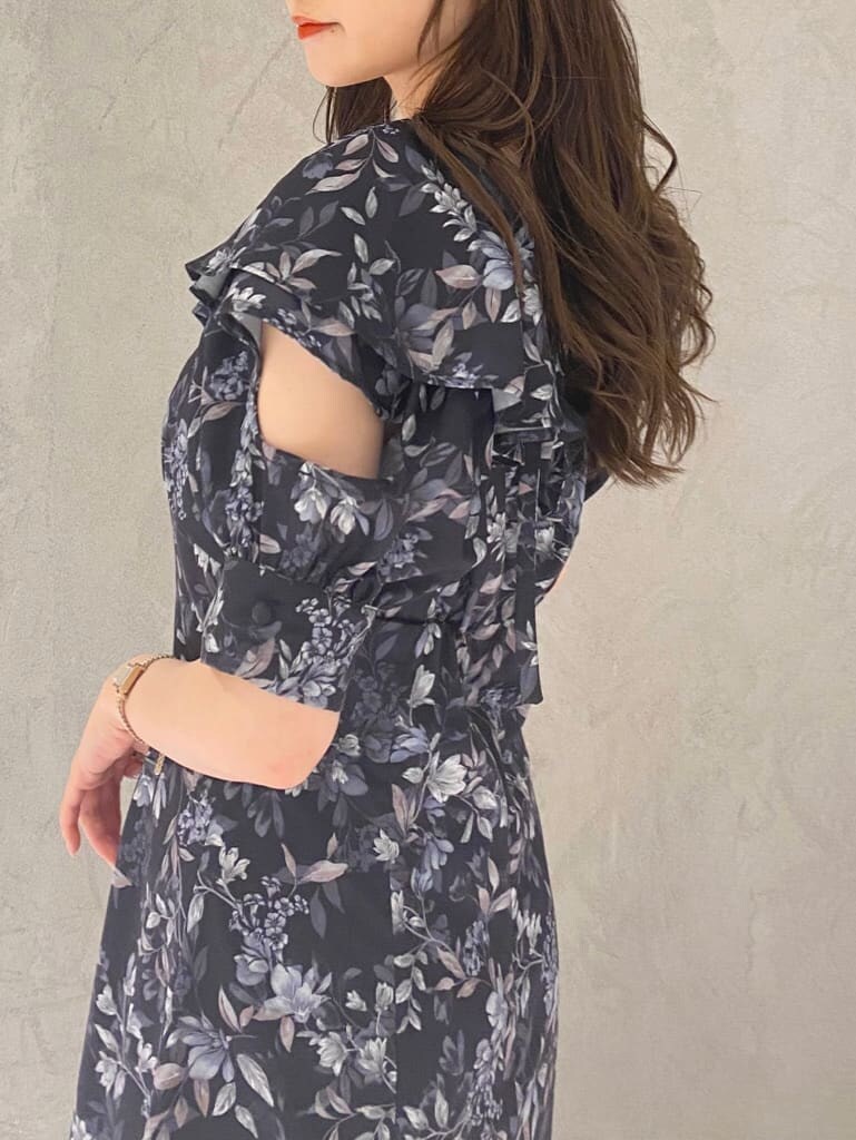 ホワイト系のブーツ、ホワイト系のハンドバッグ、ブルー系のワンピースを着用したレディースの夏コーディネートの5枚目の写真