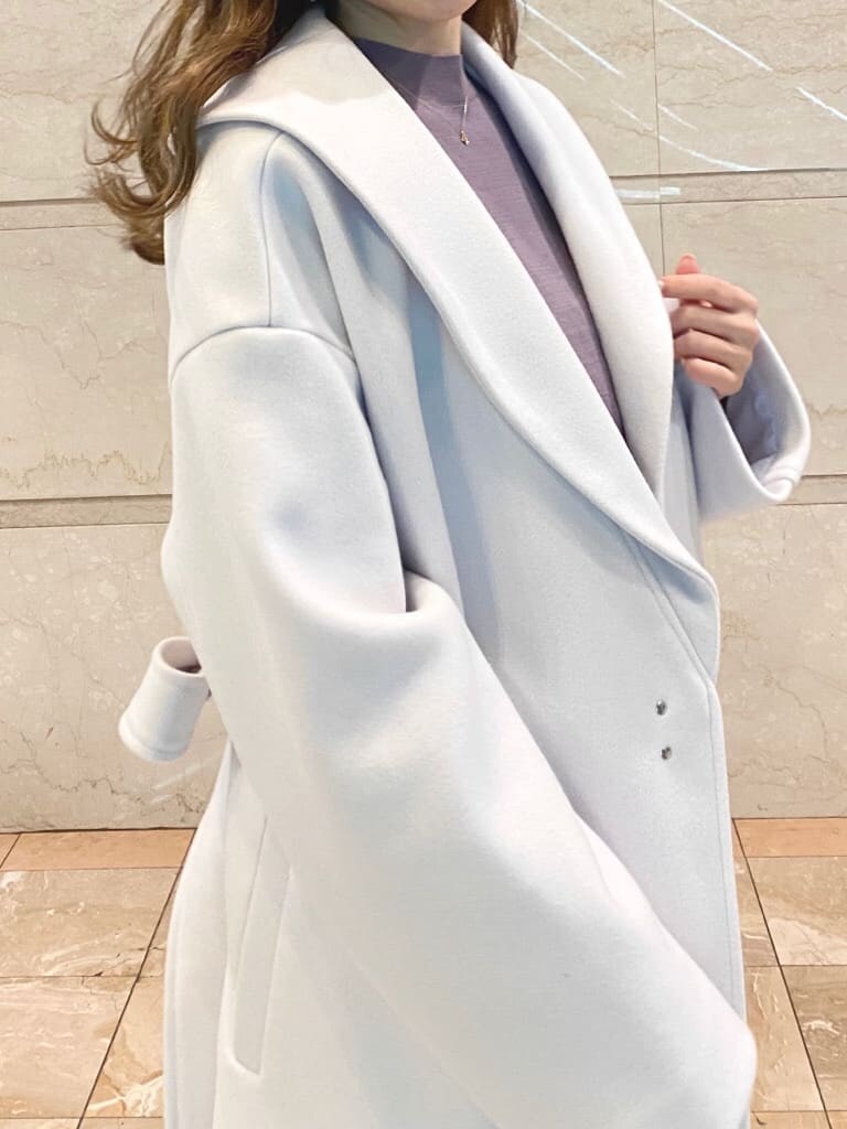 パープル系のステンカラーコートを着用したレディースの冬コーディネートの3枚目の写真