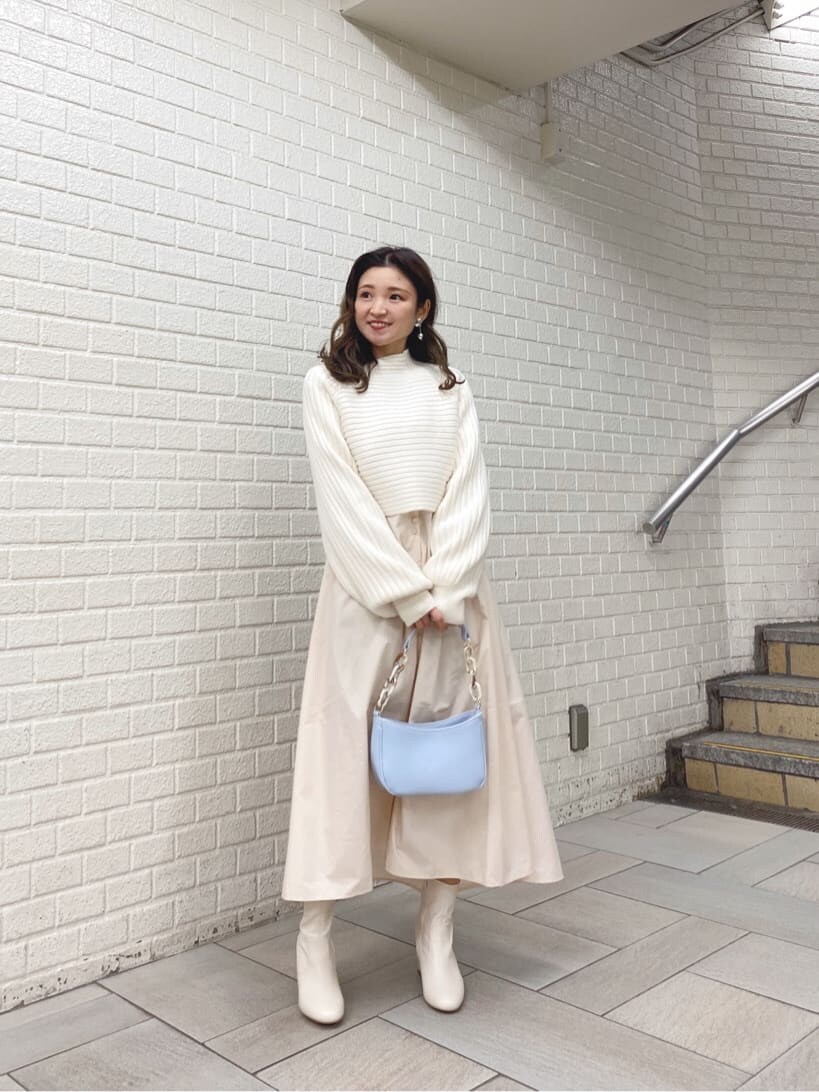 ホワイト系のその他シューズ、ホワイト系のワンピース、ブルー系のハンドバッグを着用したレディースの秋コーディネートの2枚目の写真