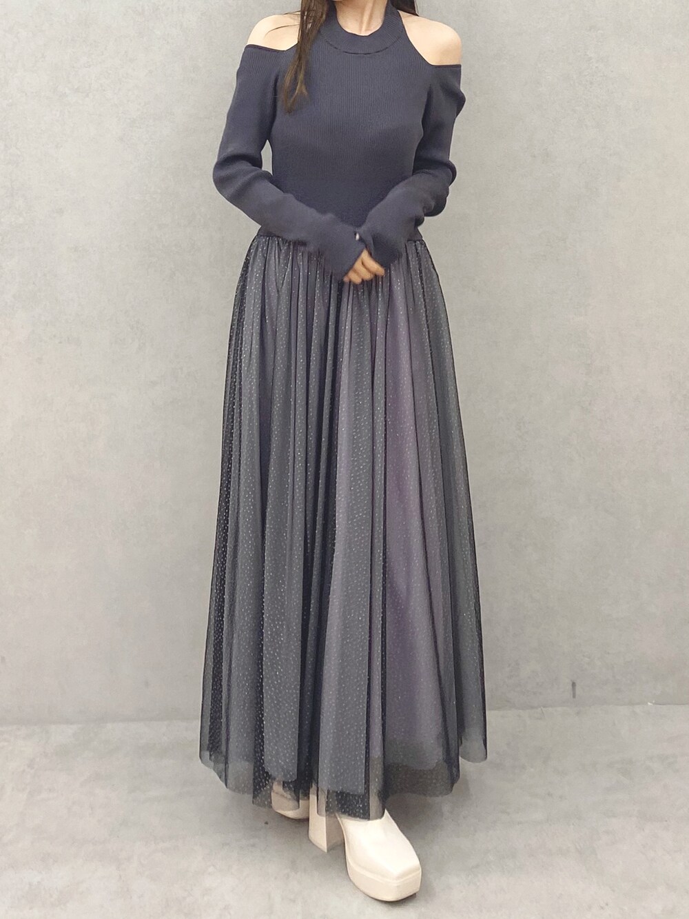 ホワイト系のブーツ、グレー系のワンピースを着用したレディースの秋コーディネートの3枚目の写真