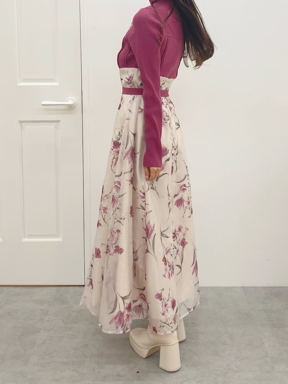 ホワイト系のブーツ、ピンク系のワンピースを着用したレディースの秋コーディネートの2枚目の写真