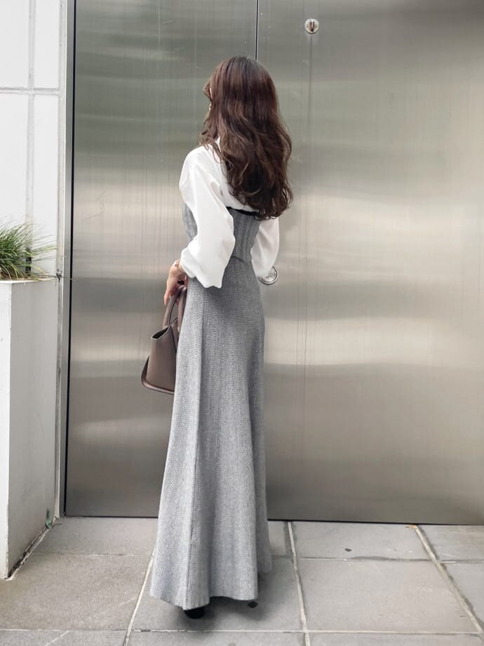 その他のワンピース、ブラック系のローファー、ブラウン系のハンドバッグを着用したレディースの夏コーディネートの4枚目の写真