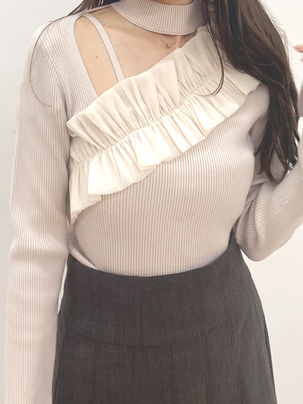 ブラック系のブーツ、ブラウン系のその他パンツ、ホワイト系のニット/セーターを着用したレディースの秋コーディネートの5枚目の写真