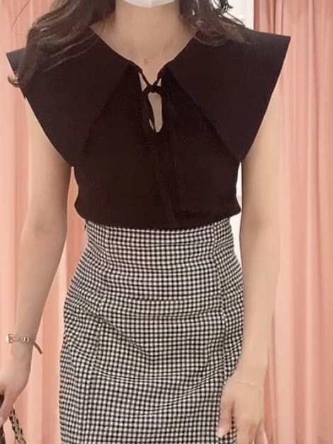 ベージュ系のサンダル、ブラック系のショルダーバッグ、その他のスカートを着用したレディースの夏コーディネートの4枚目の写真