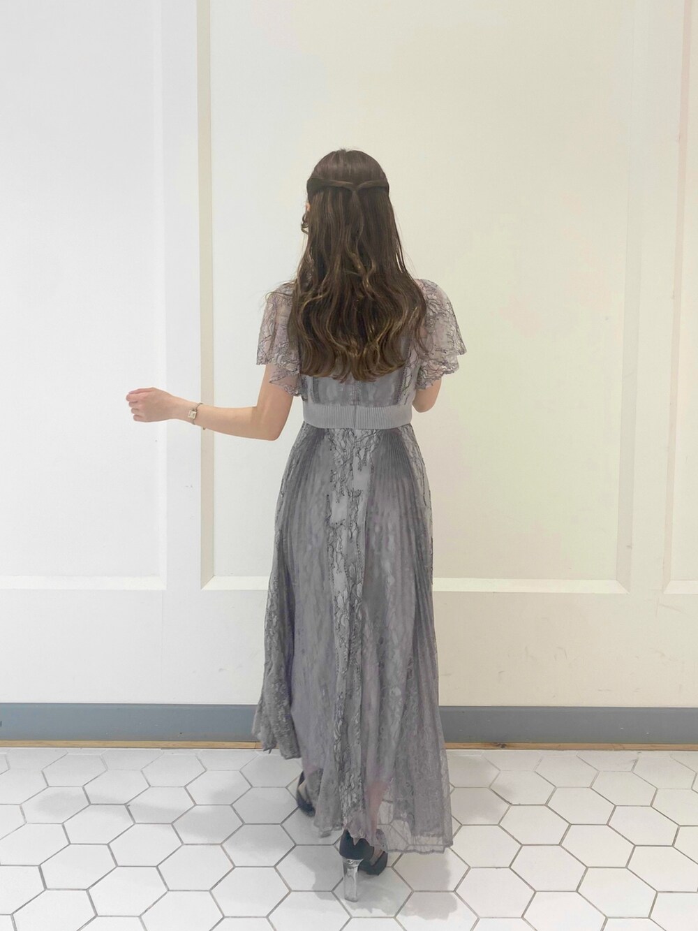 パープル系のドレス、ブラック系のパンプスを着用したレディースの冬コーディネートの8枚目の写真