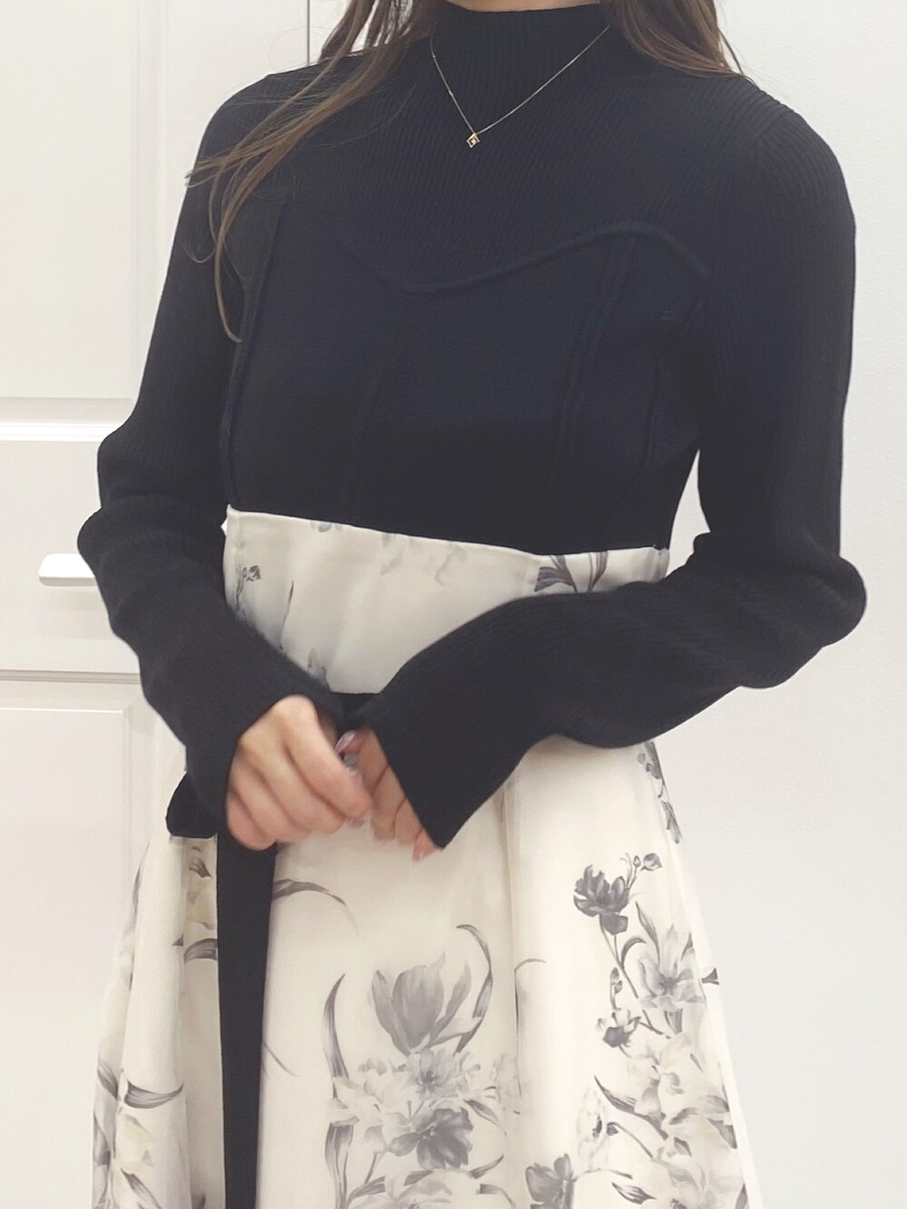 ブラック系のワンピース、ブラック系のブーツを着用したレディースの秋コーディネートの5枚目の写真