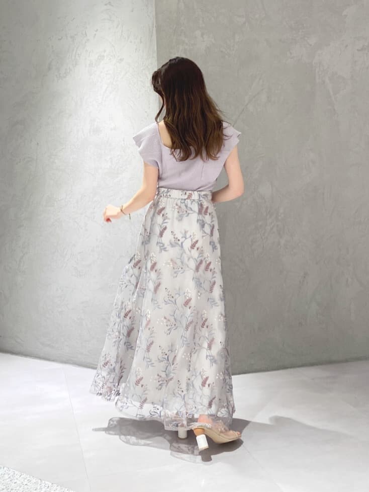 パープル系のニット/セーター、ブルー系のスカート、ベージュ系のサンダルを着用したレディースの春コーディネートの7枚目の写真