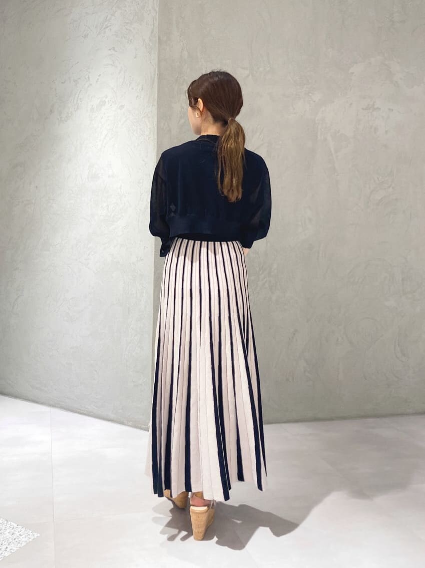 その他のサンダル、ブラック系のワンピース、ブラック系のカーディガン/ボレロを着用したレディースの夏コーディネートの6枚目の写真