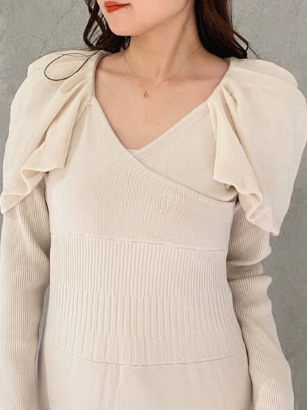 ブラック系のライダースジャケット、ブラック系のブーツ、ブラウン系のハンドバッグを着用したレディースの秋コーディネートの9枚目の写真