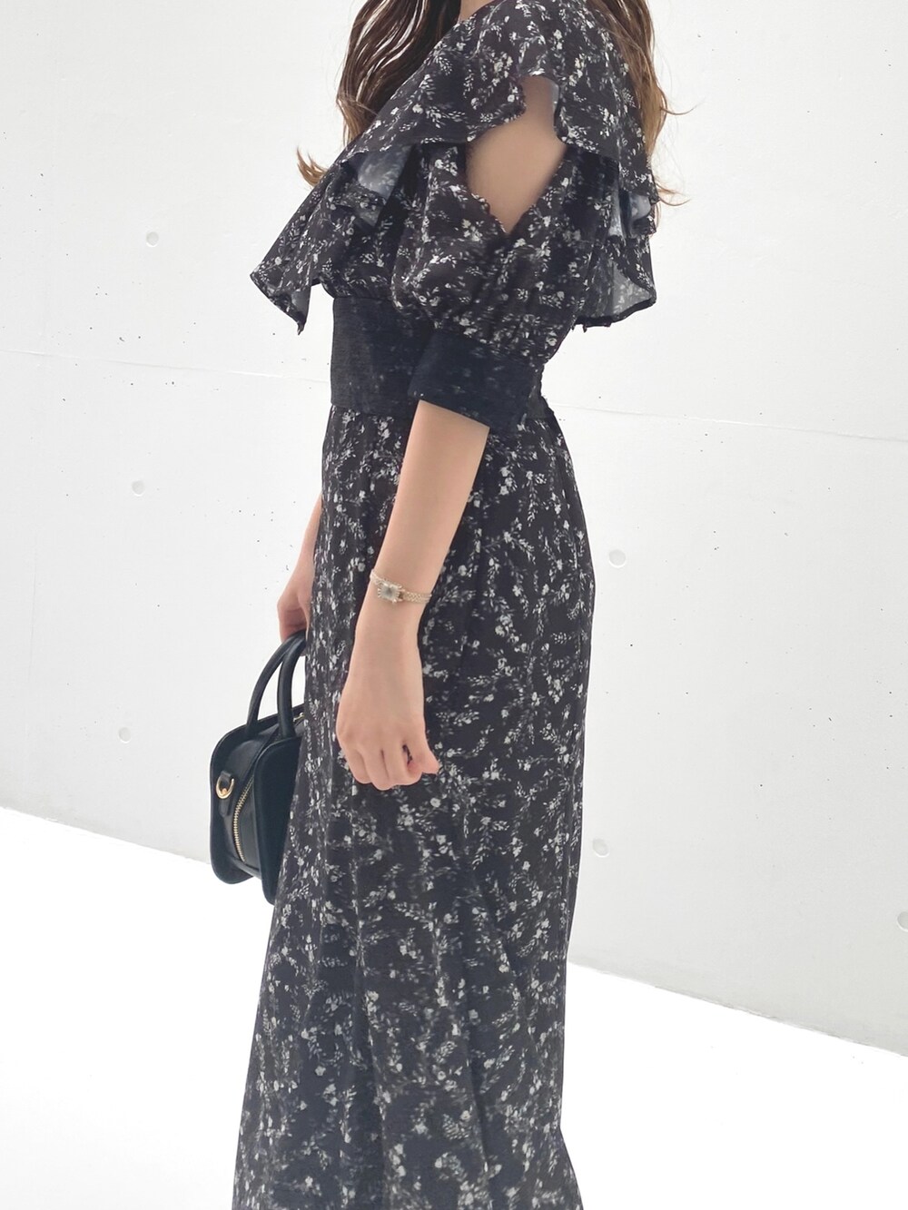 ブラック系のワンピース、その他のサンダル、ブラック系のハンドバッグを着用したレディースの夏コーディネートの5枚目の写真