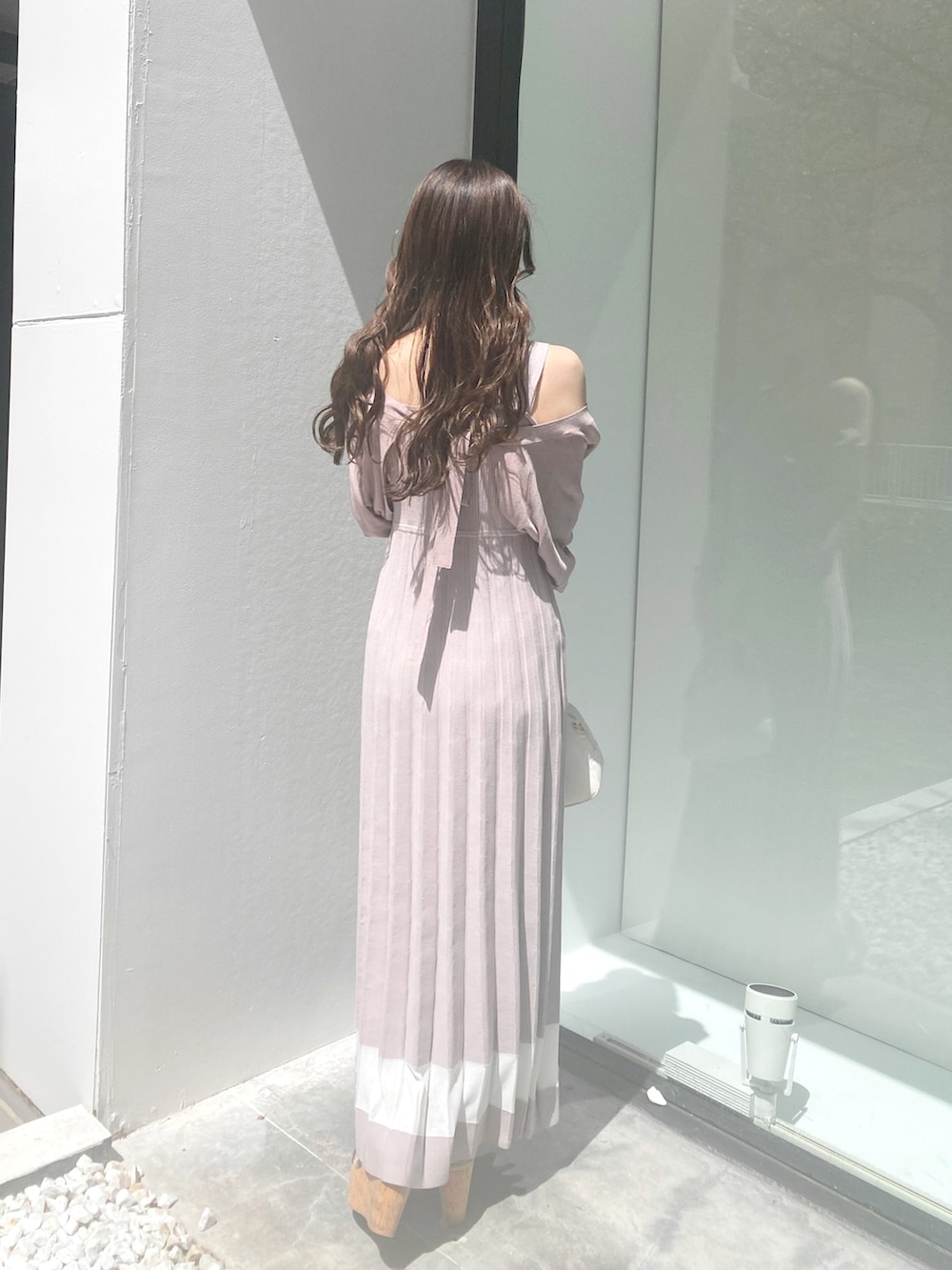その他のサンダル、ホワイト系のボストンバッグ、ピンク系のワンピースを着用したレディースの夏コーディネートの4枚目の写真