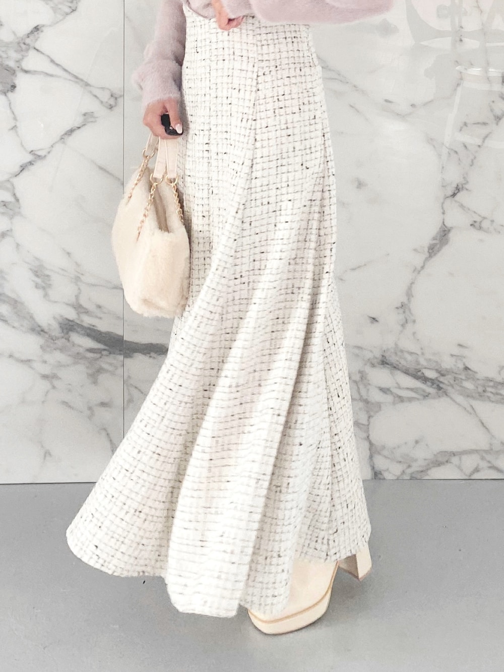ホワイト系のブーツ、ホワイト系のハンドバッグ、ホワイト系のスカートを着用したレディースの秋コーディネートの4枚目の写真