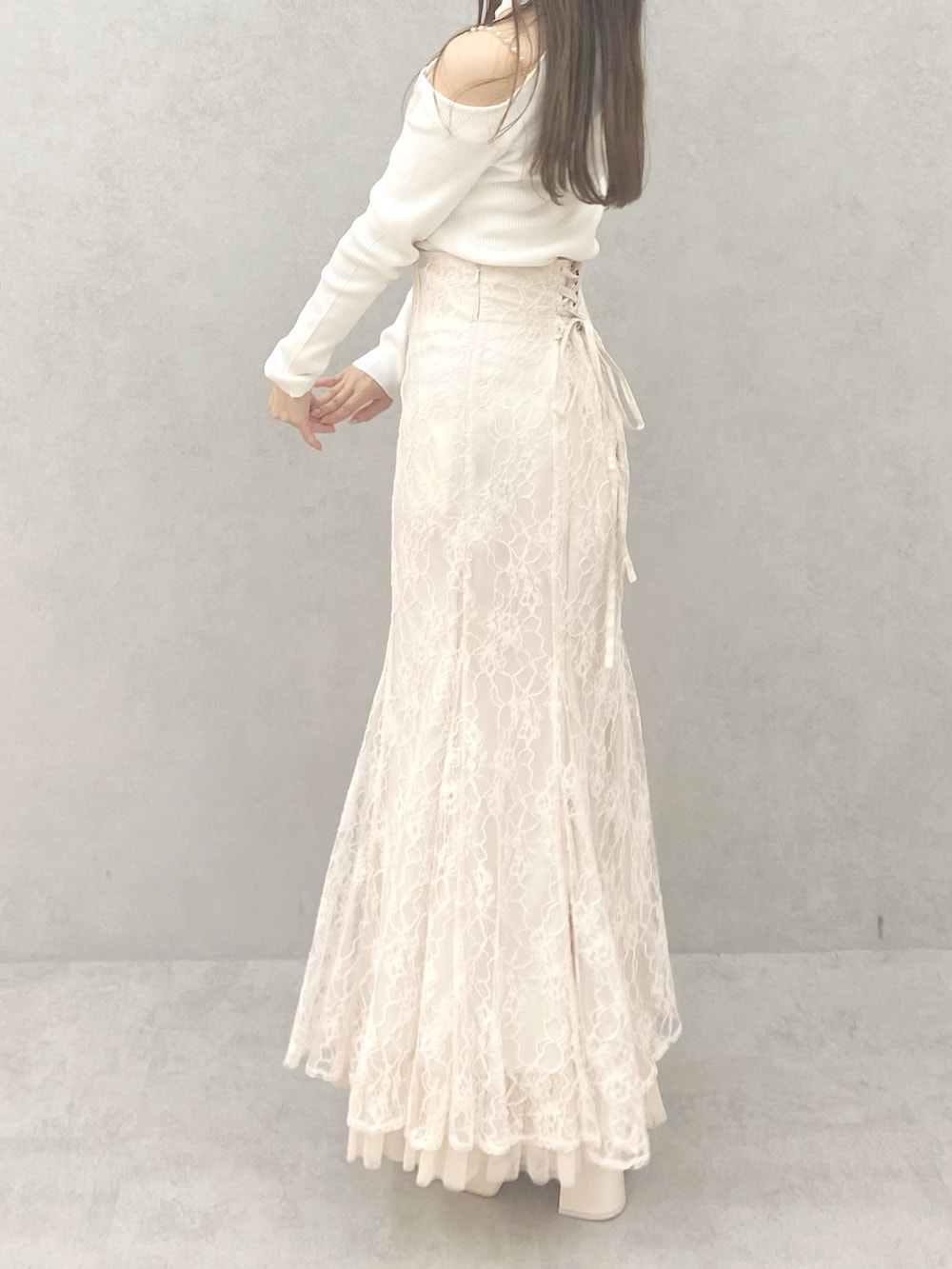 ホワイト系のブーツ、ホワイト系のニット/セーター、ホワイト系のスカートを着用したレディースの夏コーディネートの6枚目の写真