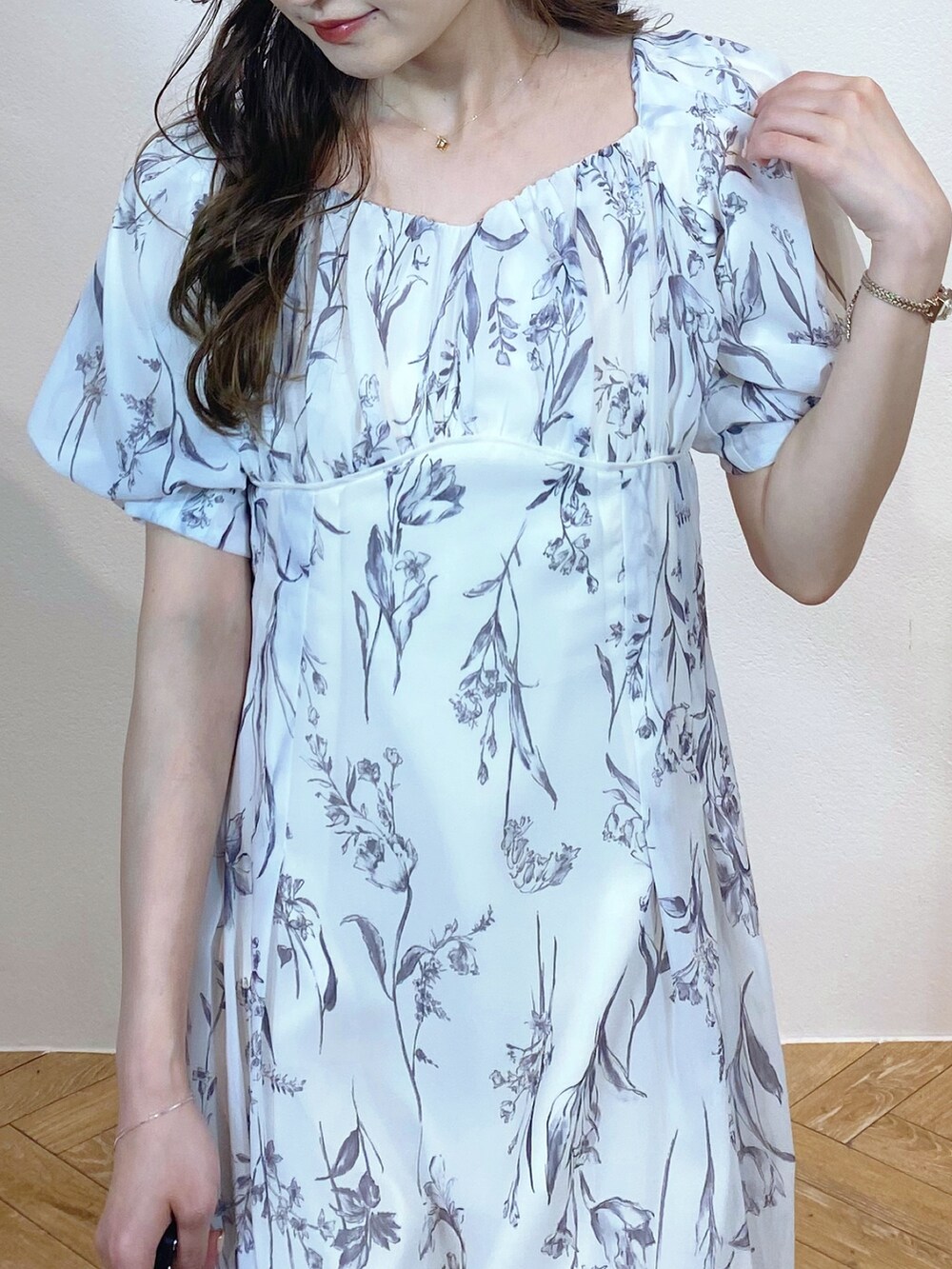 ブルー系のボストンバッグ、その他のサンダル、ホワイト系のワンピースを着用したレディースの夏コーディネートの4枚目の写真