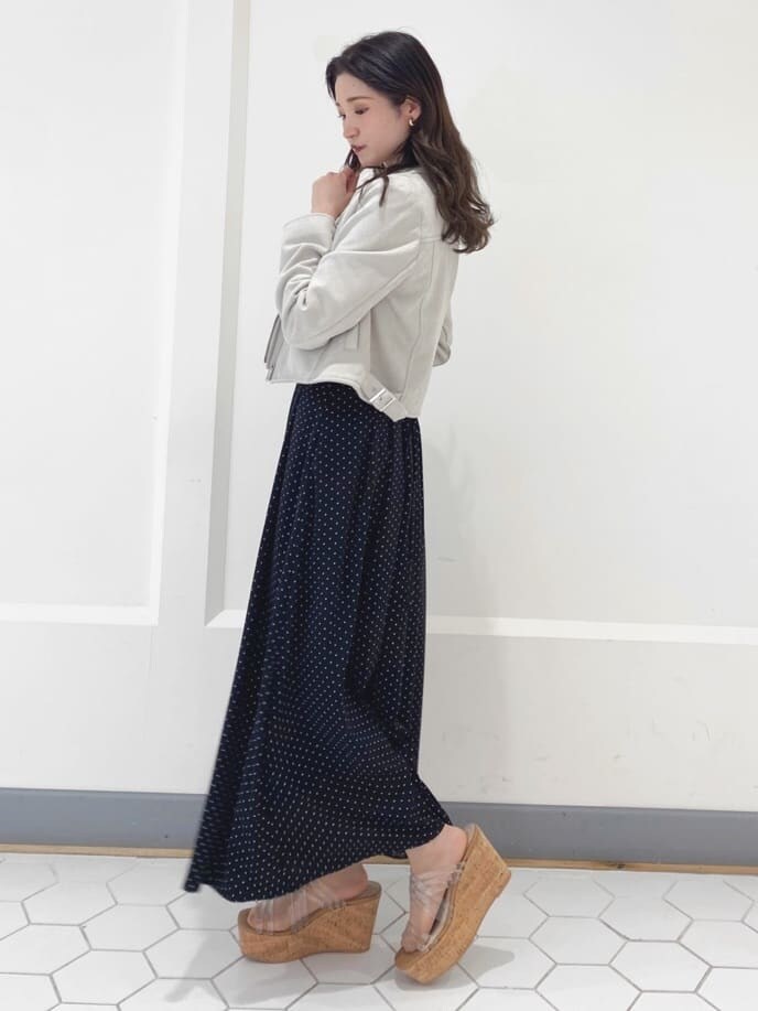 グレー系のテーラードジャケットを着用したレディースの春コーディネートの8枚目の写真