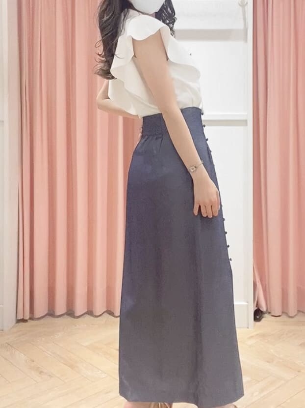 ホワイト系のニット/セーター、ブルー系のスカート、ベージュ系のサンダルを着用したレディースの夏コーディネートの4枚目の写真