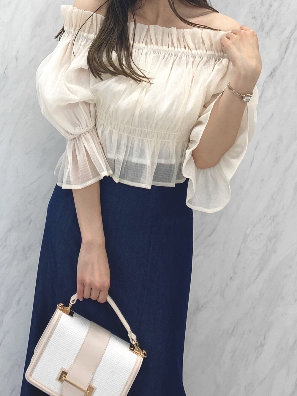 ホワイト系のシャツ/ブラウス、ブルー系のスカート、その他のサンダルを着用したレディースの夏コーディネートの4枚目の写真