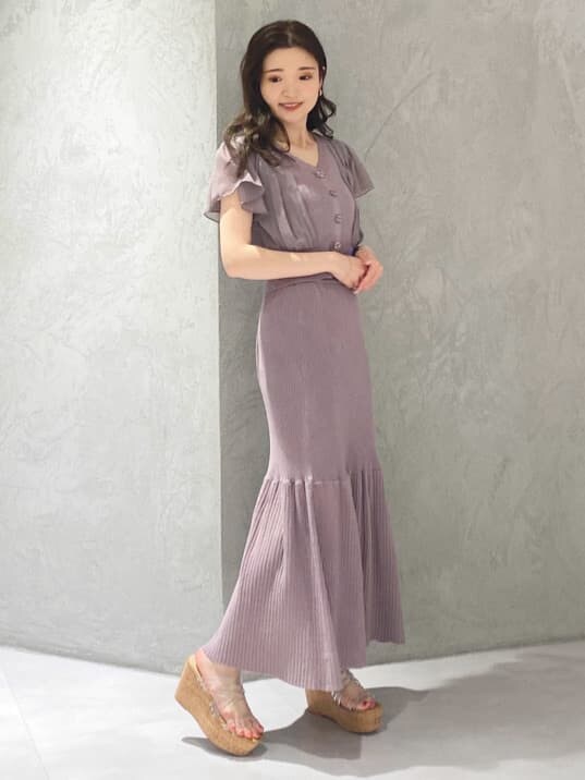 その他のサンダル、ピンク系のワンピースを着用したレディースの春コーディネートの2枚目の写真