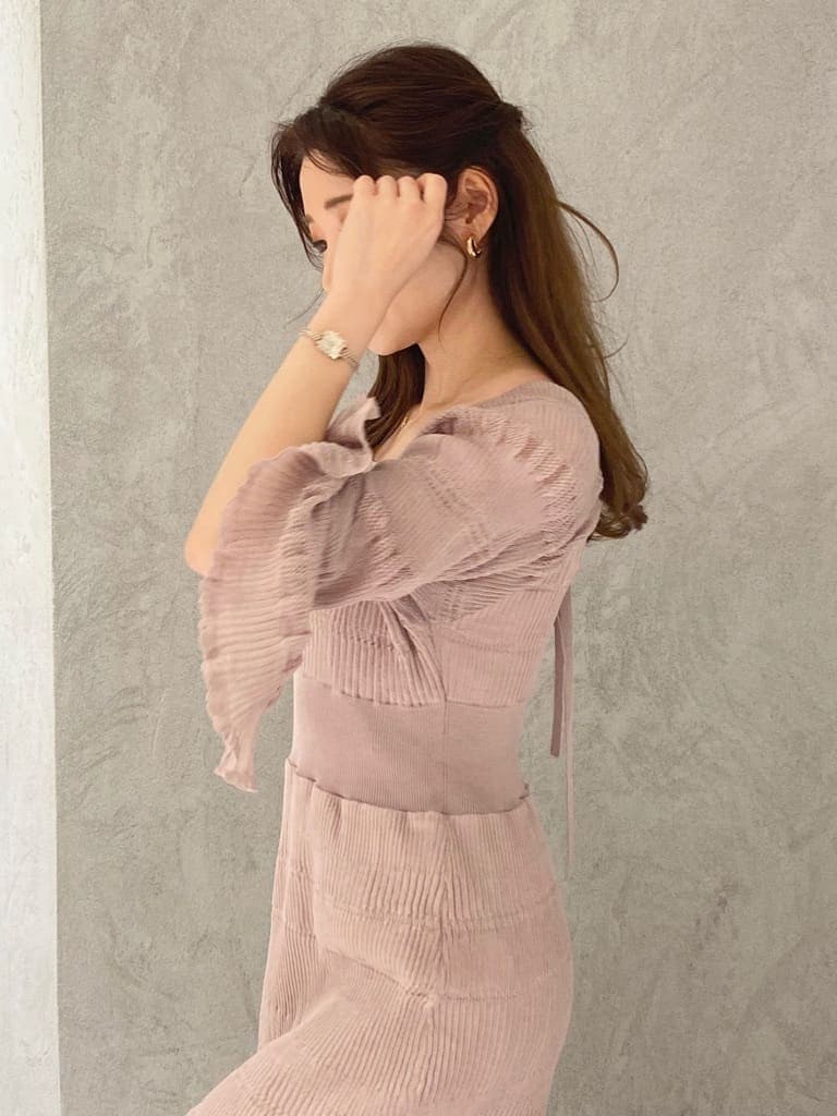 ベージュ系のワンピース、ホワイト系のハンドバッグ、ホワイト系のパンプスを着用したレディースの冬コーディネートの4枚目の写真