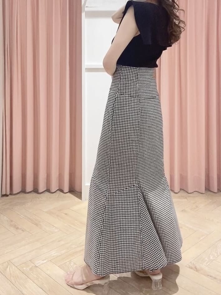 ベージュ系のサンダル、ブラック系のショルダーバッグ、その他のスカートを着用したレディースの夏コーディネートの3枚目の写真