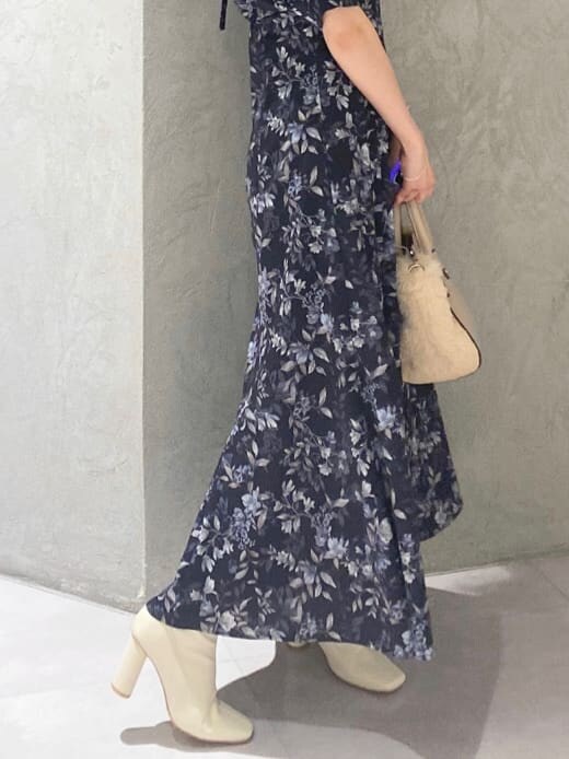 ホワイト系のブーツ、ホワイト系のハンドバッグ、ブルー系のワンピースを着用したレディースの夏コーディネートの6枚目の写真