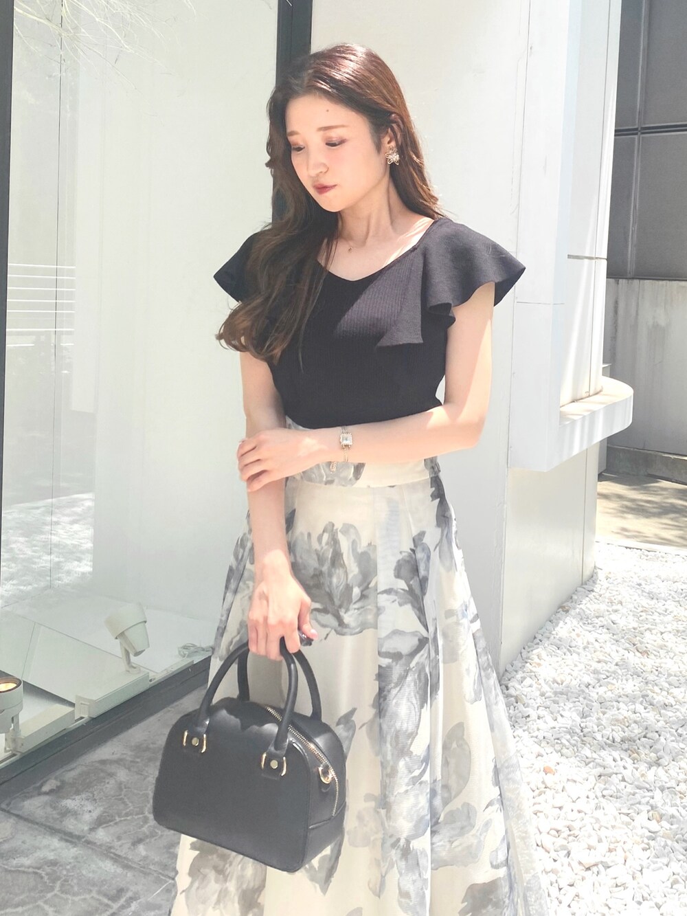 その他のサンダル、ブラック系のニット/セーター、ブラック系のボストンバッグを着用したレディースの夏コーディネートの4枚目の写真