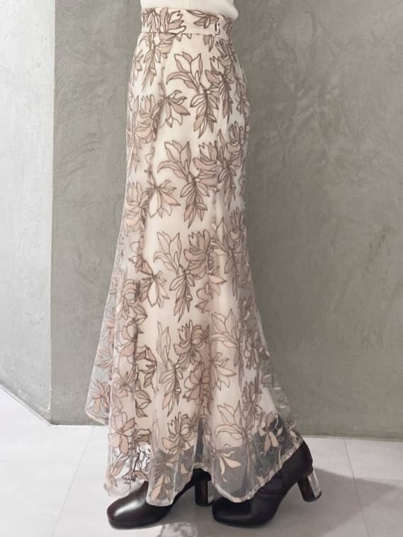 ブラウン系のハンドバッグ、ホワイト系のニット/セーター、ピンク系のスカートを着用したレディースの秋コーディネートの9枚目の写真