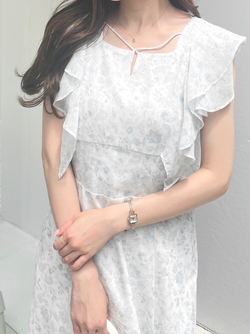 ホワイト系のワンピース、ホワイト系のショルダーバッグを着用したレディースの夏コーディネートの5枚目の写真