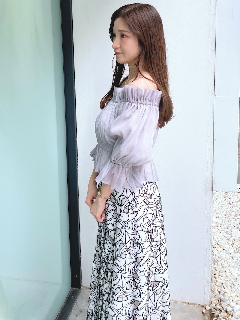 その他のサンダル、パープル系のシャツ/ブラウス、ホワイト系のスカートを着用したレディースの夏コーディネートの3枚目の写真