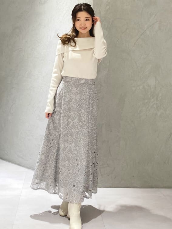 ホワイト系のニット/セーター、グレー系のスカートを着用したレディースの冬コーディネートの3枚目の写真