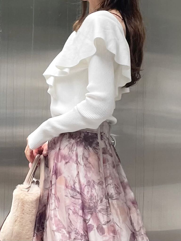 ホワイト系のハンドバッグ、ピンク系のスカート、ホワイト系のニット/セーターを着用したレディースの秋コーディネートの5枚目の写真