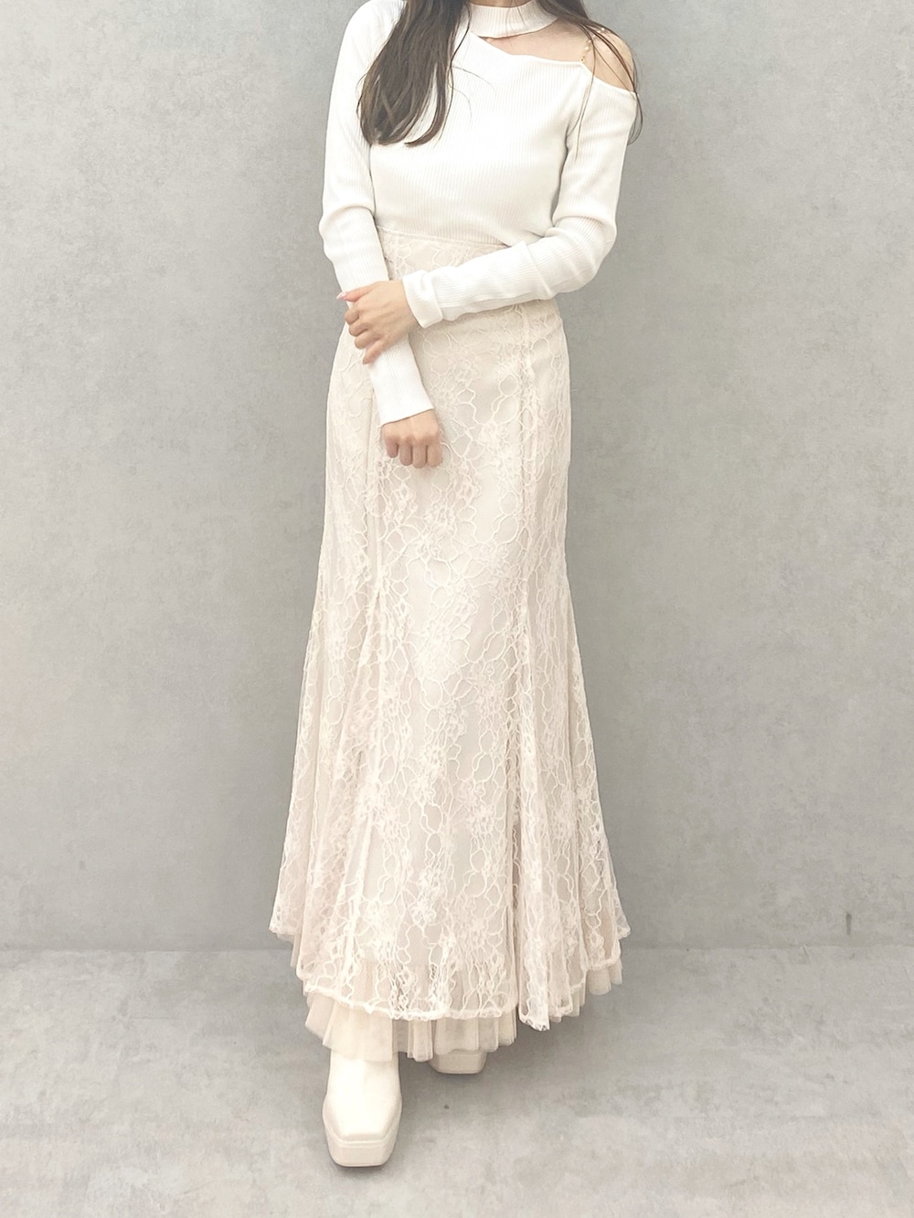 ホワイト系のブーツ、ホワイト系のニット/セーター、ホワイト系のスカートを着用したレディースの夏コーディネートの3枚目の写真