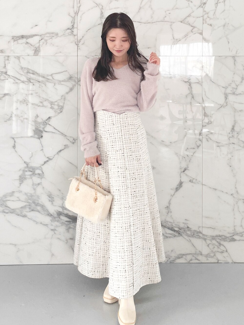 ホワイト系のブーツ、ホワイト系のハンドバッグ、ホワイト系のスカートを着用したレディースの秋コーディネートの2枚目の写真