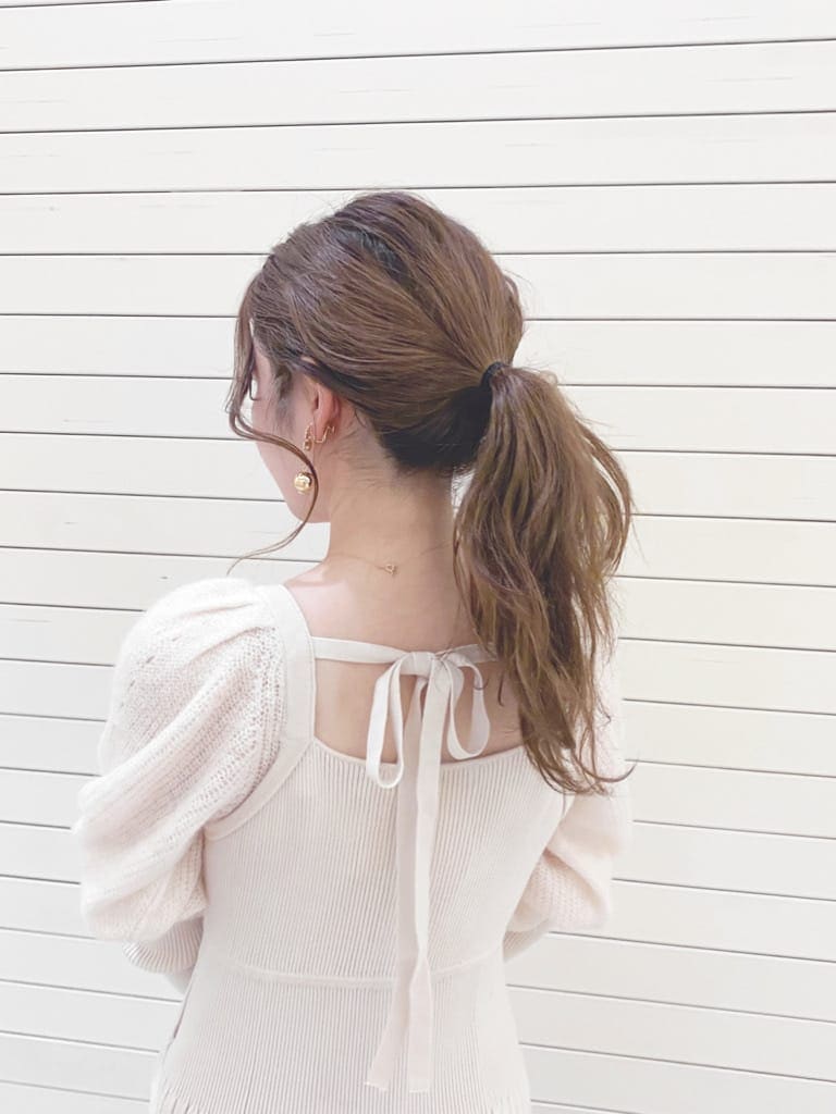 ブラウン系のハンドバッグ、ホワイト系のワンピースを着用したレディースの秋コーディネートの5枚目の写真